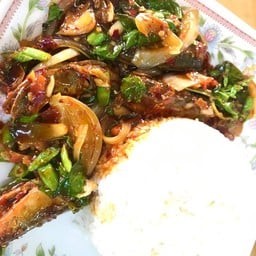 กะเพราเพราปลากะป๋องราดข้าว