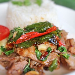 ข้าวคอหมูผัดกระเพรากรอบ