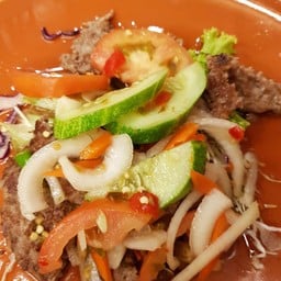 ยำเนื้อแฮมเบอร์เกอร์