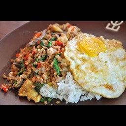 กระเพราไก่ไข่ดาว