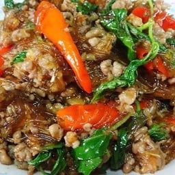 กะเพราหมูสับวุ้นเส้นราดข้าว