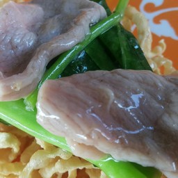 ๑.ราดหน้าหมู บะหมี่กรอบ ธรรมดา