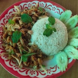 ข้าวยำไก่แซ่บถาด
