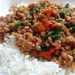 กะเพราหมูสับราดข้าว