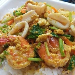 ผัดผงกะหรี่ทะเลราดข้าว