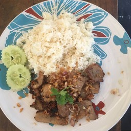 หมูกระเทียม ราดข้าว