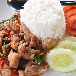 กระเพราโคขุนราดข้าว