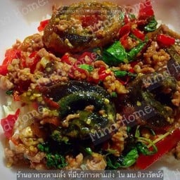 กะเพราหมูสับไข่เยี่ยวม้าราดข้าว