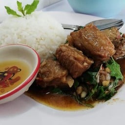 ข้าวกะเพราซี่โครงหมูตุ๋น