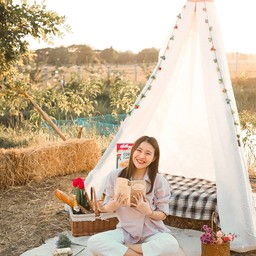 กิจกรรม Daytime Picnic ผู้เข้าพักสามารถเช่าอุปกรณ์ชุดปิคนิคกลางวันเพื่อถ่ายภาพได