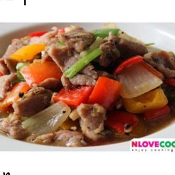 ผัดพริกไทยดำหมูราดข้าว