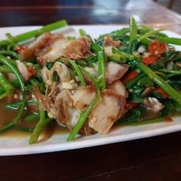 ผักบุ้งไฟแดง ราดข้าว