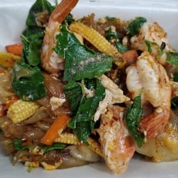 เส้นใหญ่ผัดขี้เมาทะเล