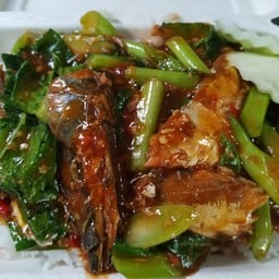 ข้าวคะน้าปลากระป๋อง