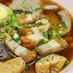 เปี๊ยก ต้มเลือดหมู อาหารตามสั่ง ก๋วยจั๊บ ข้าวหมูแดง ข้าวหมูกรอบ ตลาดดีแสมดำ