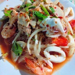 ยำวุ้นเส้นรวมลูกชิ้น กุ้ง หมึก