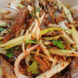 ยำมะม่วงปลากรอบ