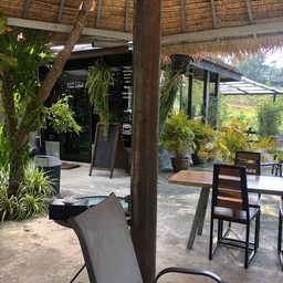 บรรยากาศภายนอกร่มรื่นมาก มีมุมถ่ายรูปสวย ๆ 