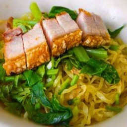 บะหมี่เน้ำ หมูกรอบ