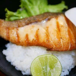 ข้าวหน้าแซลมอนย่างเกลือ