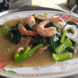 เส้นใหญ่ราดหน้ารวมมิตรธรรมดา
