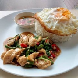 ข้าวกะเพรา (ราคาเริ่มต้นที่เนื้อไก่)