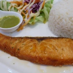 ข้าวแซลม่อนทอดน้ำปลา