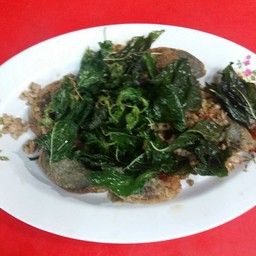ไข่เยี่ยวม้ากระเพรากรอบ