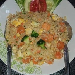 ข้าวผัดไส้กรอก