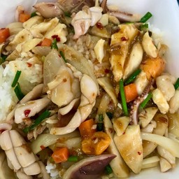 ปลาหมึกผัดไข่เค็ม ราดข้าว