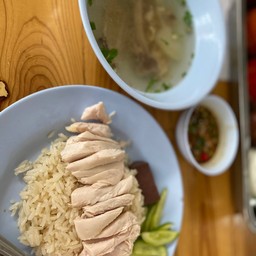 ข้าวเยอะ ไก่เยอะ น้ำซุปก็เยอะ น้ำจิ้มก็เยอะ 555