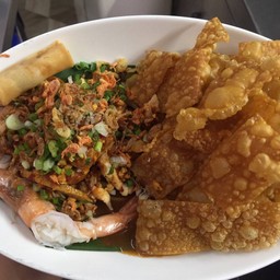เกี๊ยวกรอบโบราณน้ำยำแซ่บเว่อร์ไม่เคยทานที่ไหน มีที่นี่ที่เดียว