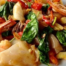 เส้นใหญ่ผัดขี้เมาทะเล