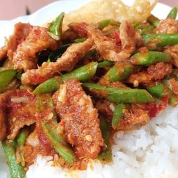 พริกแกงเนื้อราดข้าว