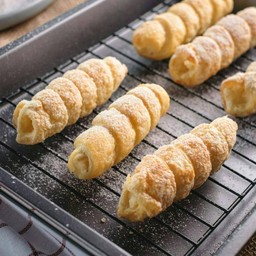 โคนครีม ถุงละ70บาทมี4ชิ้น. เป็นขนมsignatureของทางร้าน