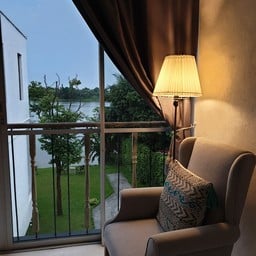 เก้าอี้ ชมวิวผ่านระเบียงห้อง โรแมนติคมากๆ