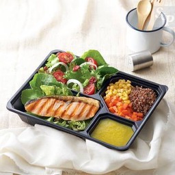 สลัดคีนัวแครนเบอรี่แซลมอน