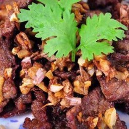 เนื้อกะเทียมราดข้าวพิเศษ