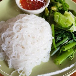 ข้าวปุ้นฮ้อนชุดผักลวกน้ำพริก