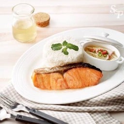 ข้าวแซลมอนทอดซอสน้ำปลา