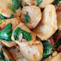 กระเพราหมูยอราดข้าว