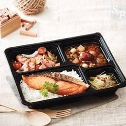 ข้าวแซลมอนทอดซอสน้ำปลา+ยำไส้กรอกแฟรงเฟอร์เตอร์+เต้าทึงร้อน