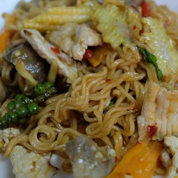 มาม่าผัดขี้เมาหมู