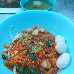 เส้นเล็กหมูแดง ลูกชิ้น ต้มยำแห้ง