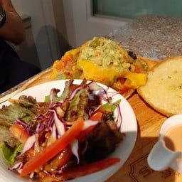 เบอร์เกอร์มังสวิรัติ - เห็ดพอร์ตโตเบลโล่, หอมผัด, มะเขือเทศ, ผักสลัดและซอสอโวคาโด้