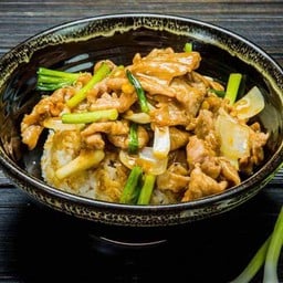 ข้าวหมูผัดต้นหอม