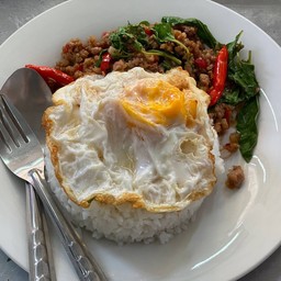 ข้าวกะเพราราดข้าว
