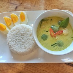 ข้าวแกงเขียวหวานไก่ + ไข่ต้ม (Chicken Green Curry with Rice and boiled egg)