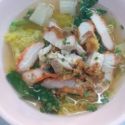 บะหมี่เกี๊ยว หมูแดง หมูกรอบ