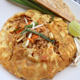 ผัดไทยไข่ห่อ